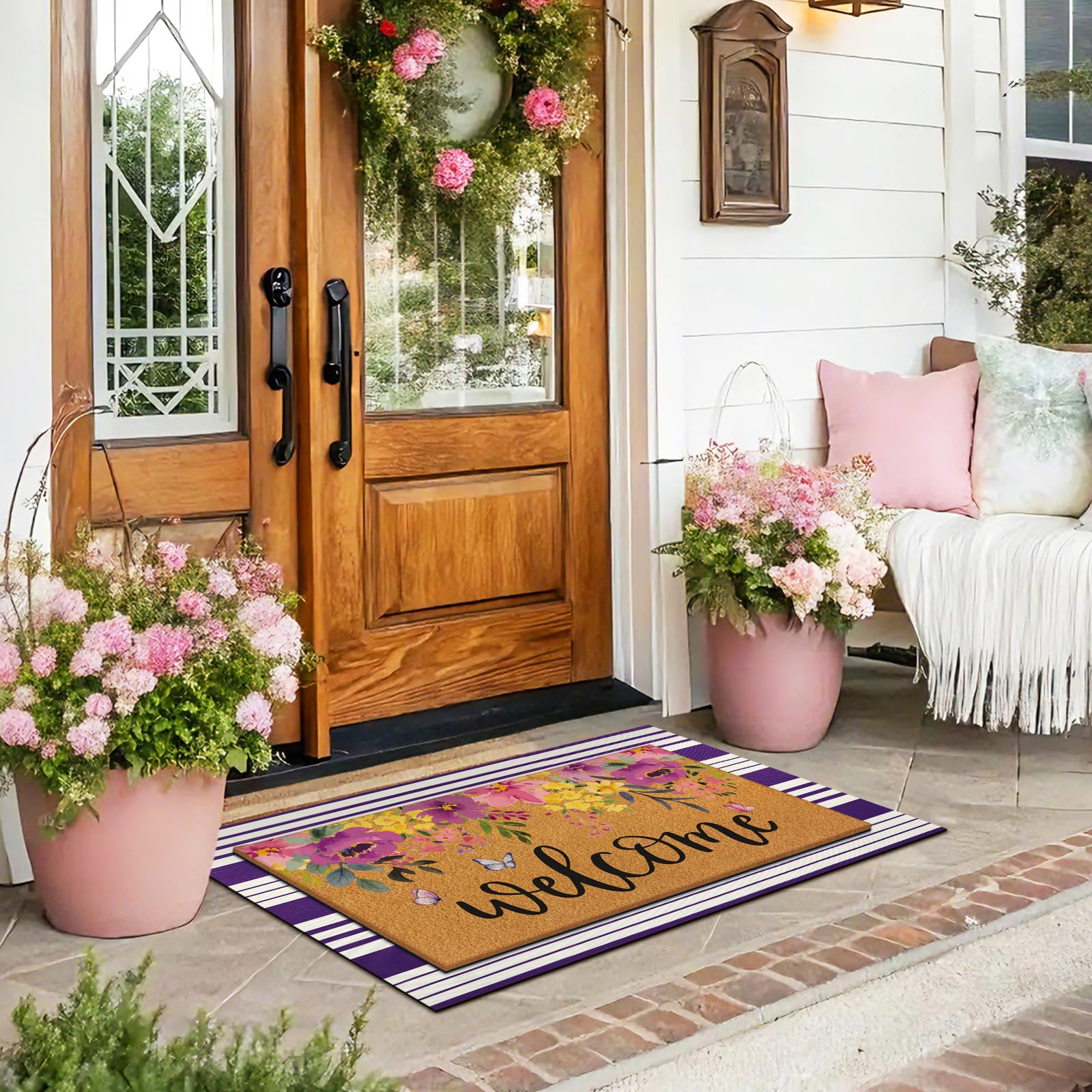 Tinideya polypropylene and rubber weave adds hospitable warmth.