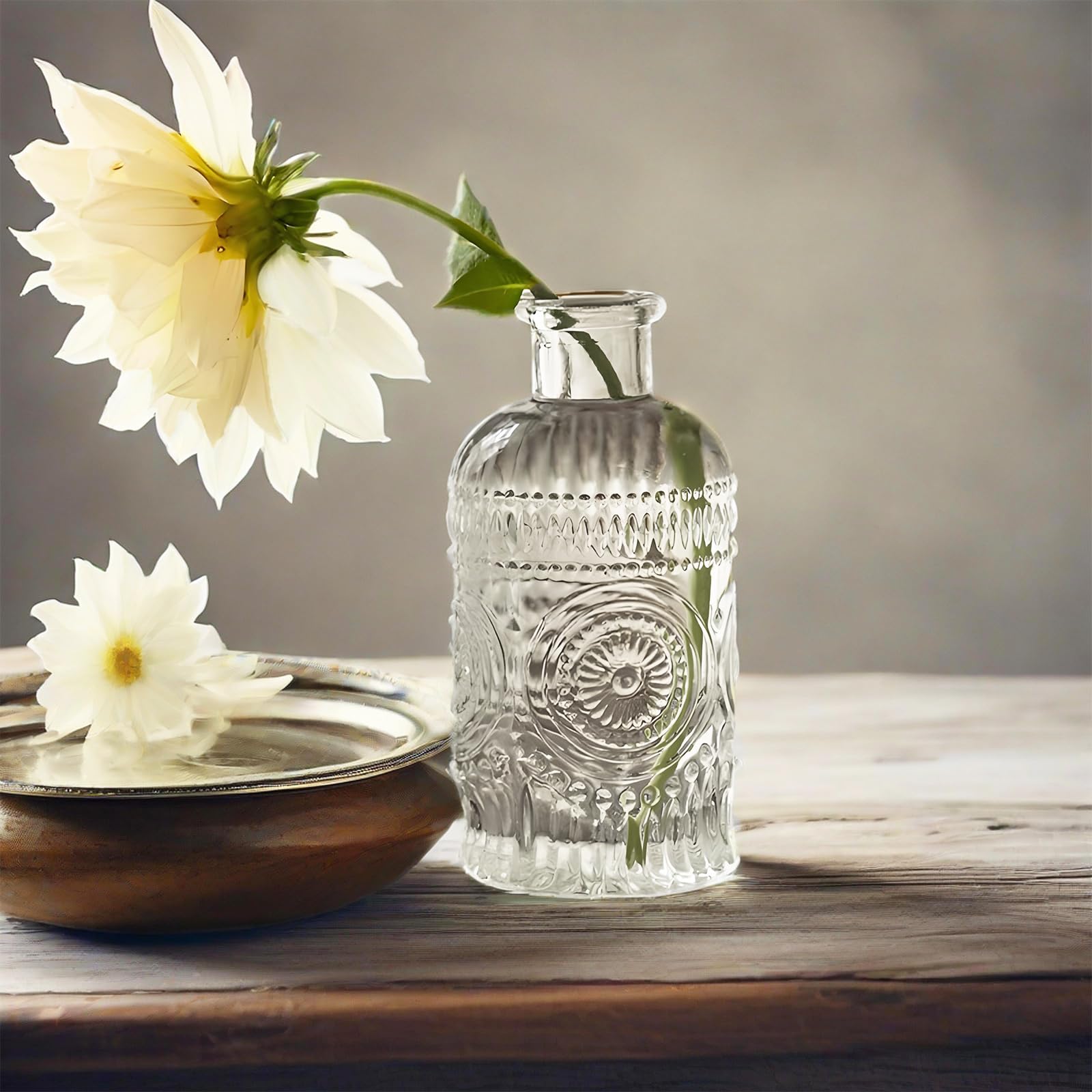 TIWPAJS dining table vase adds elegance to centerpieces and meal settings.