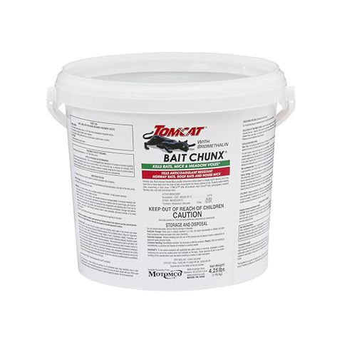 Close-up of 1 oz Tomcat Chunx block for mice control