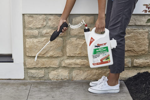 Tomcat essential oil blend deters rodents with a no-stink scent for households.