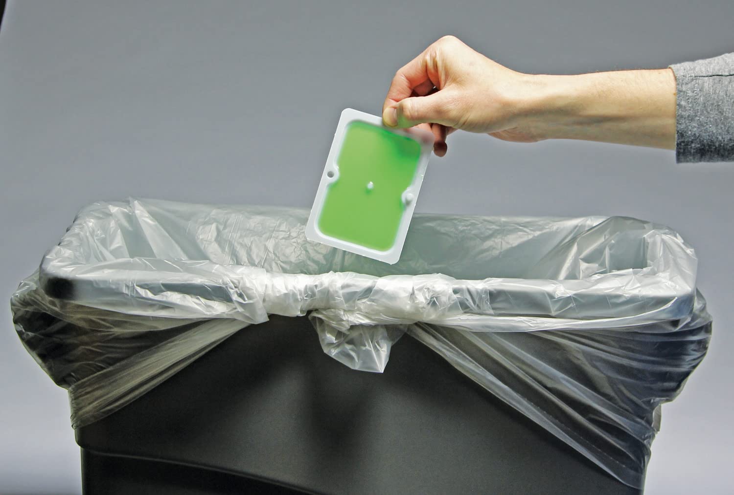 Tomcat glue-trap close-up shows sticky surface and high-contrast color