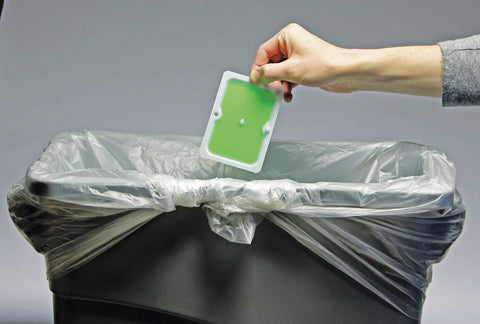 Tomcat glue-trap close-up shows sticky surface and high-contrast color