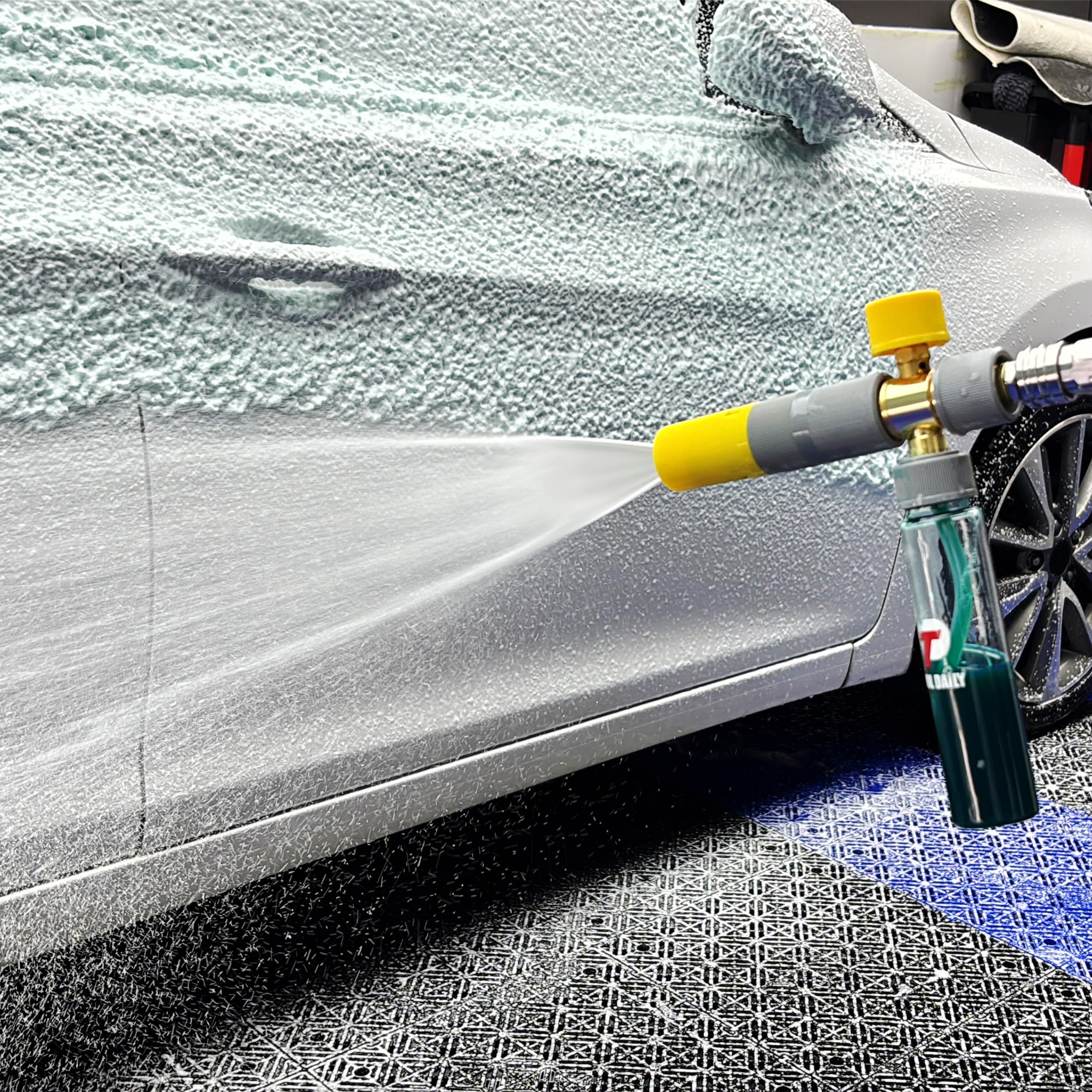 Tool Daily foam cannon in car washing scene for efficient soap application