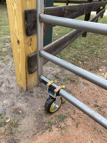 TOOPTATE anti-slip base stabilizes gates on uneven surfaces.