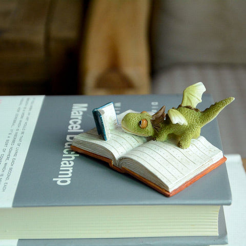 Top Collection reading dragon in a terrarium setting adds charm and storytelling potential.