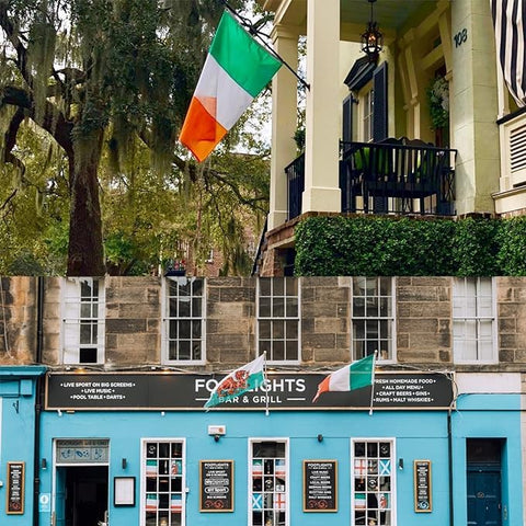 Topflags Irish flag brass grommets enable secure outdoor mounting.