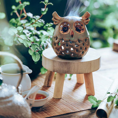 Topzea wood slice table display emphasizes seasonal accents.