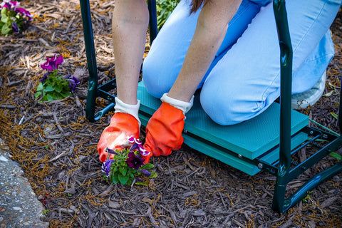 Trademark Innovations weight capacity 220 pounds supports longer gardening sessions.
