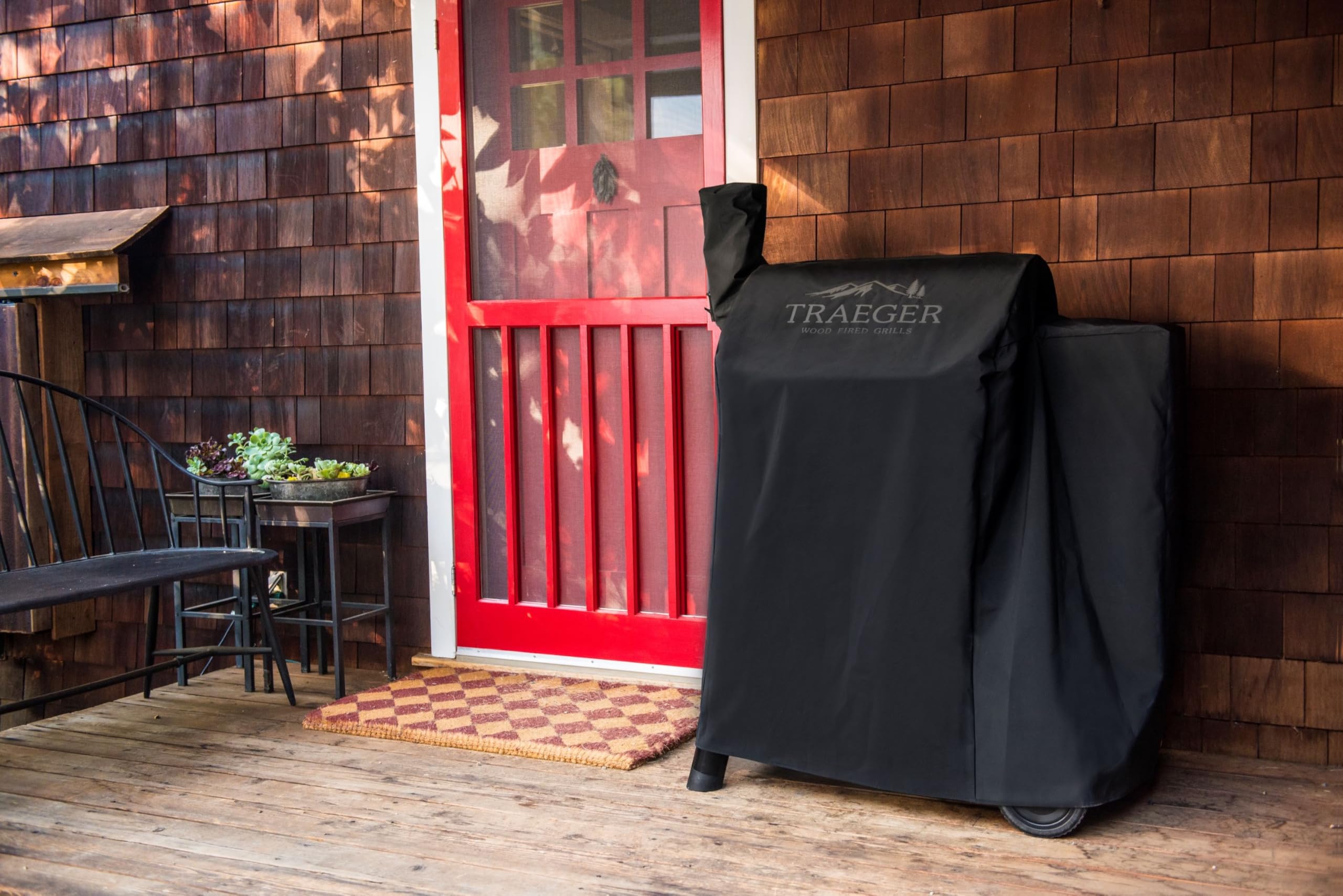 Traeger BAC503 weatherproof protection guards your grill against sun and wind.