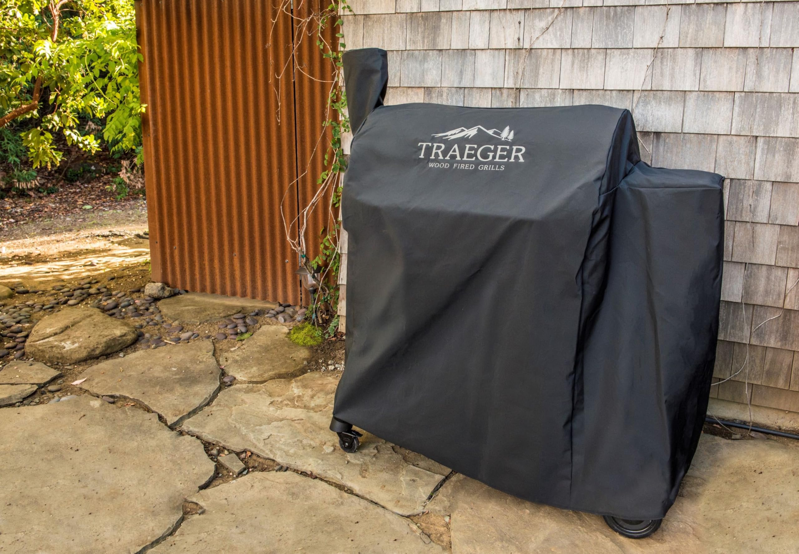 Traeger BAC504 water-resistant material shields Pro 780 during outdoor use.