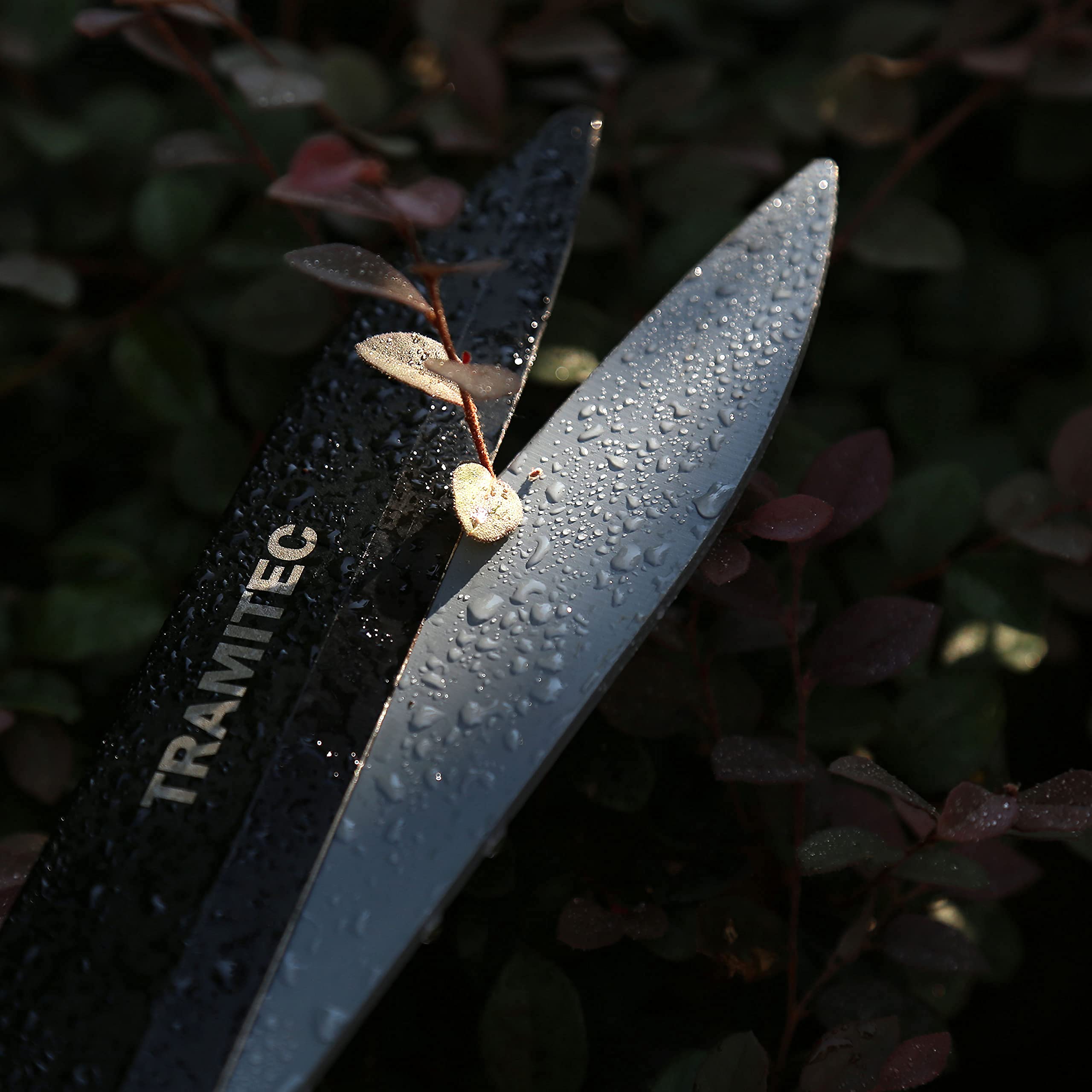 TRAMITEC non-slip handles keep hands secure during precise pruning.