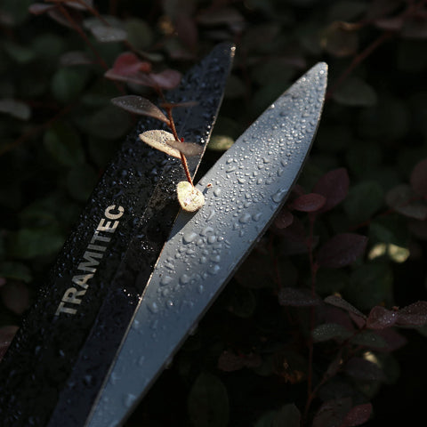 TRAMITEC non-slip handles keep hands secure during precise pruning.