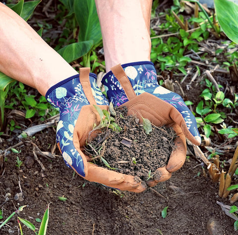 Trifabricy elastic wrist design helps prevent dirt entry and stays in place.