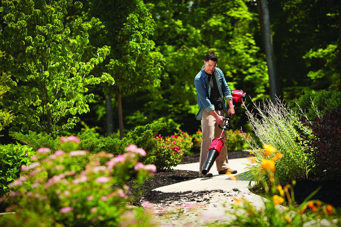 CB720 enables quick leaves and debris blowing for outdoor spaces.