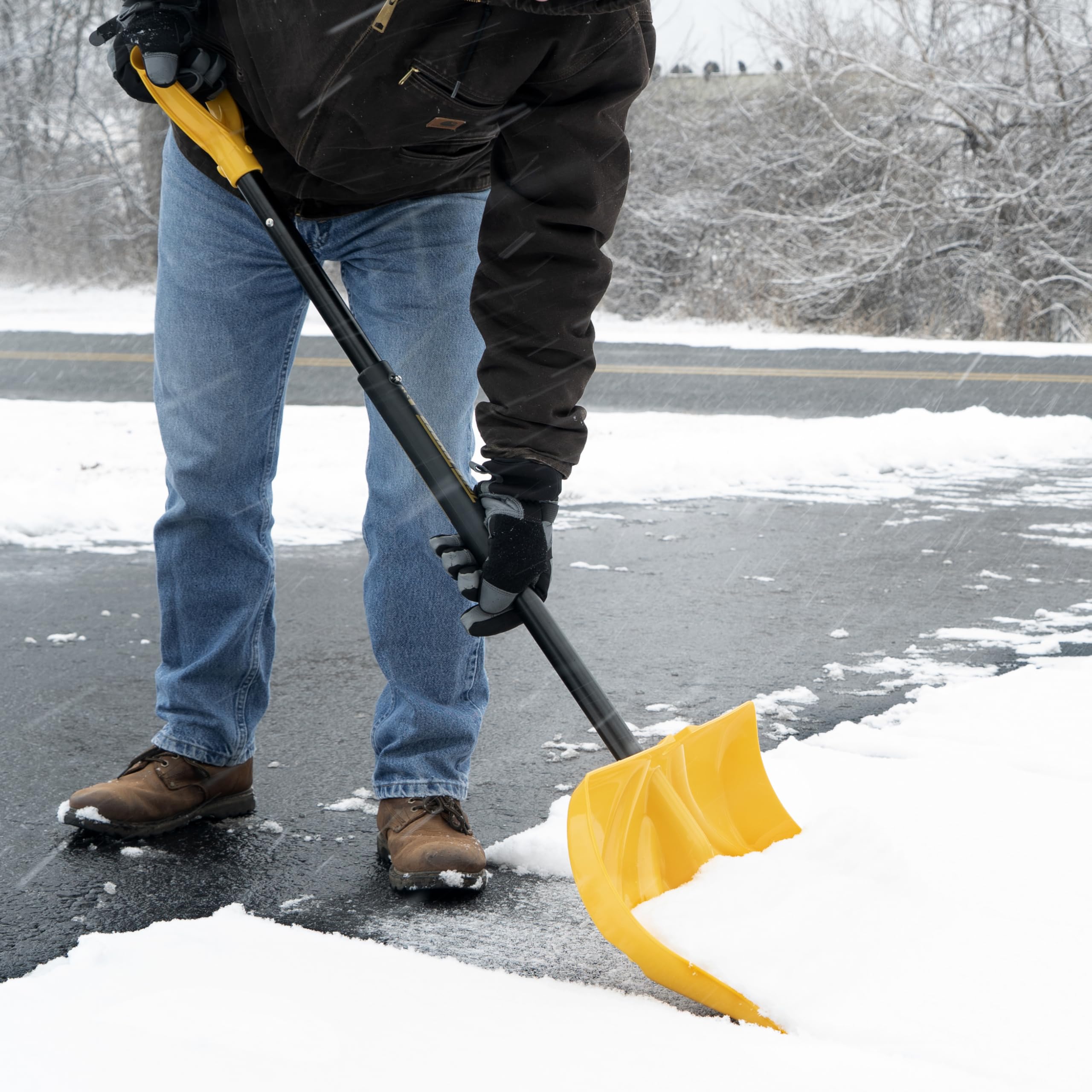 Compact shovel placed in an emergency car kit