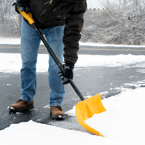 Compact shovel placed in an emergency car kit
