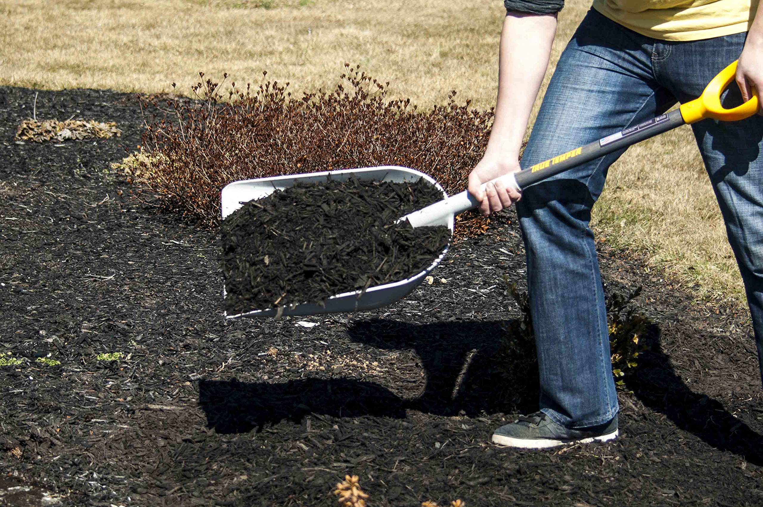 True Temper poly scoop with D-Grip offers glove-friendly comfort during use.