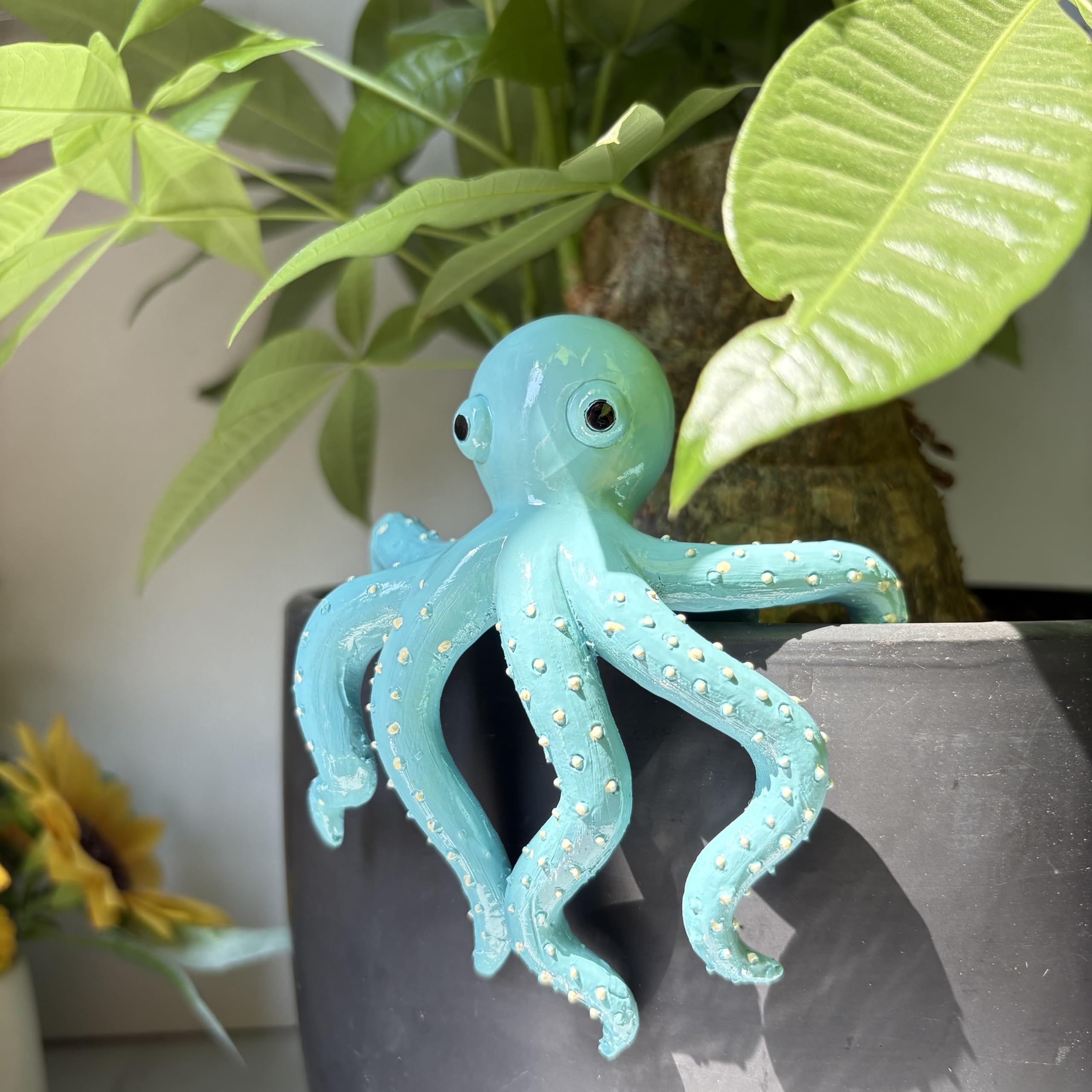 TSCVPJL octopus statue makes a thoughtful housewarming gift.