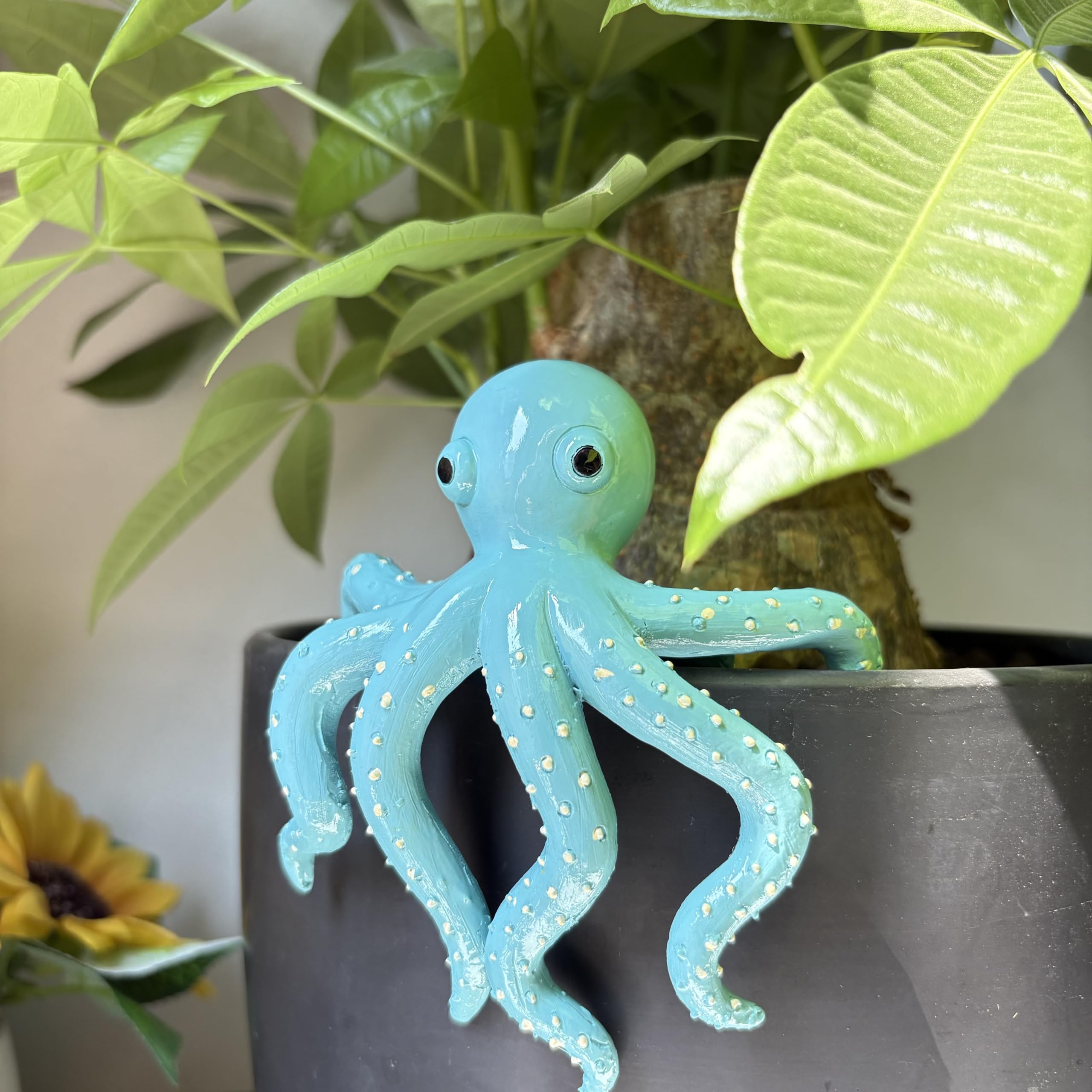 TSCVPJL outdoor-friendly octopus hugger for balcony pots.