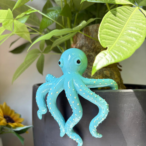 TSCVPJL outdoor-friendly octopus hugger for balcony pots.