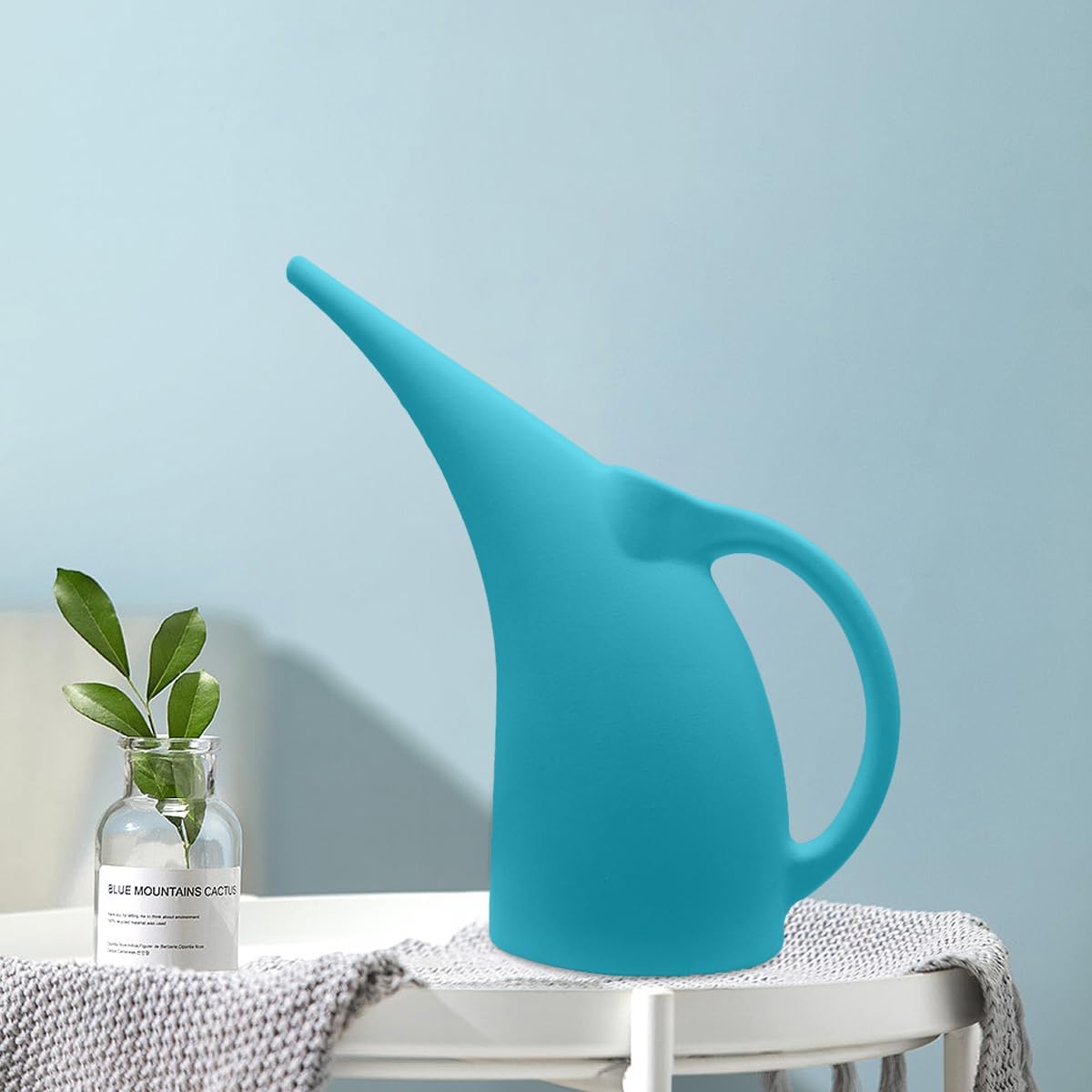 TTAOE GN blue watering can featuring an ergonomic handle for comfort during use.
