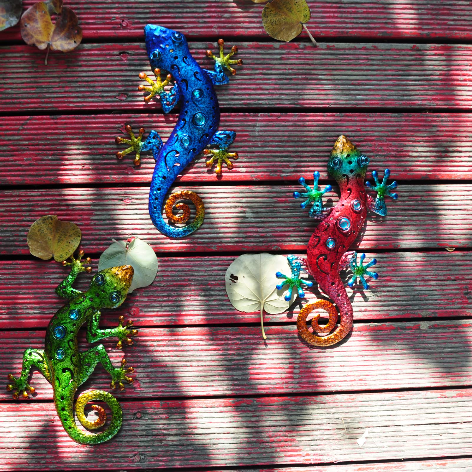 Tuokiuhn gecko garden wall hanging adds playful charm.