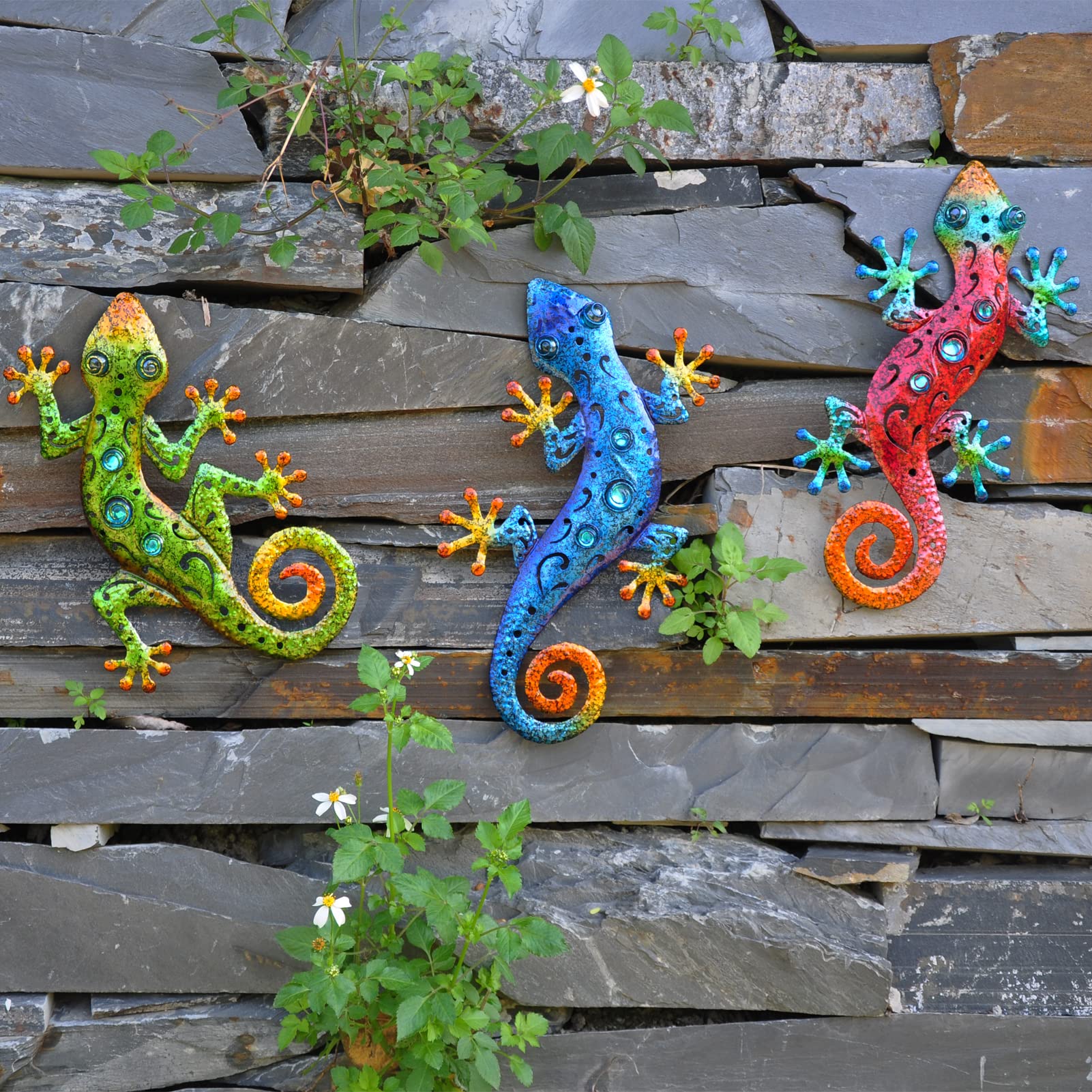 Tuokiuhn metal gecko display on fence boosts yard character.