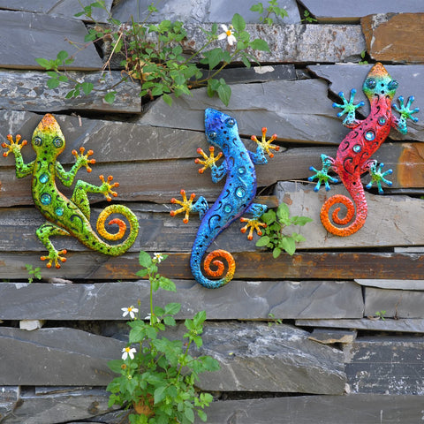 Tuokiuhn metal gecko display on fence boosts yard character.