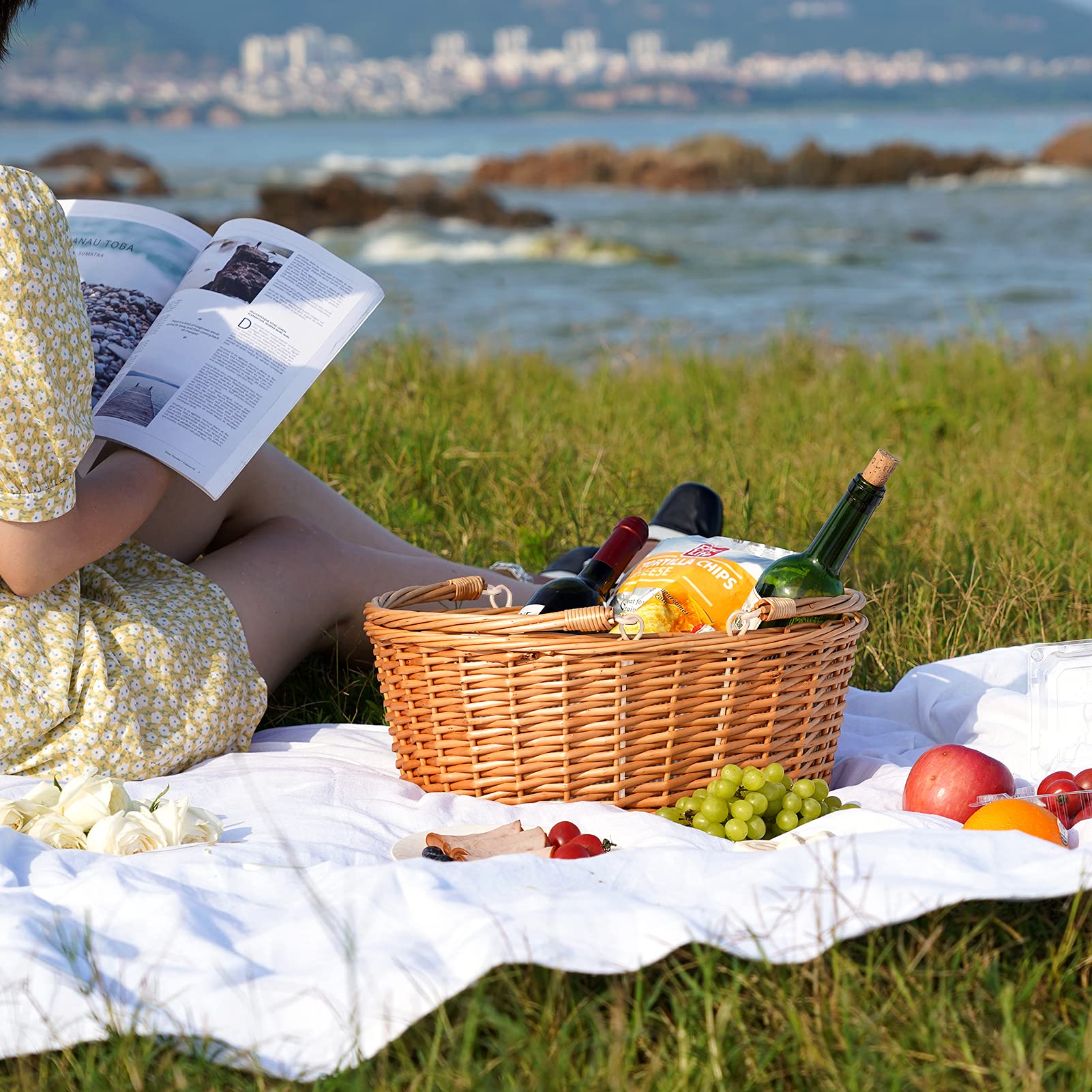 TwentyNext wicker basket with folding handles for simple carry and space saving.