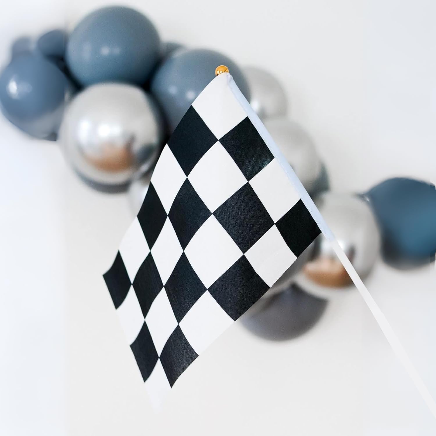 Uelfbaby racing-theme decor enhances birthday parties and car-themed events