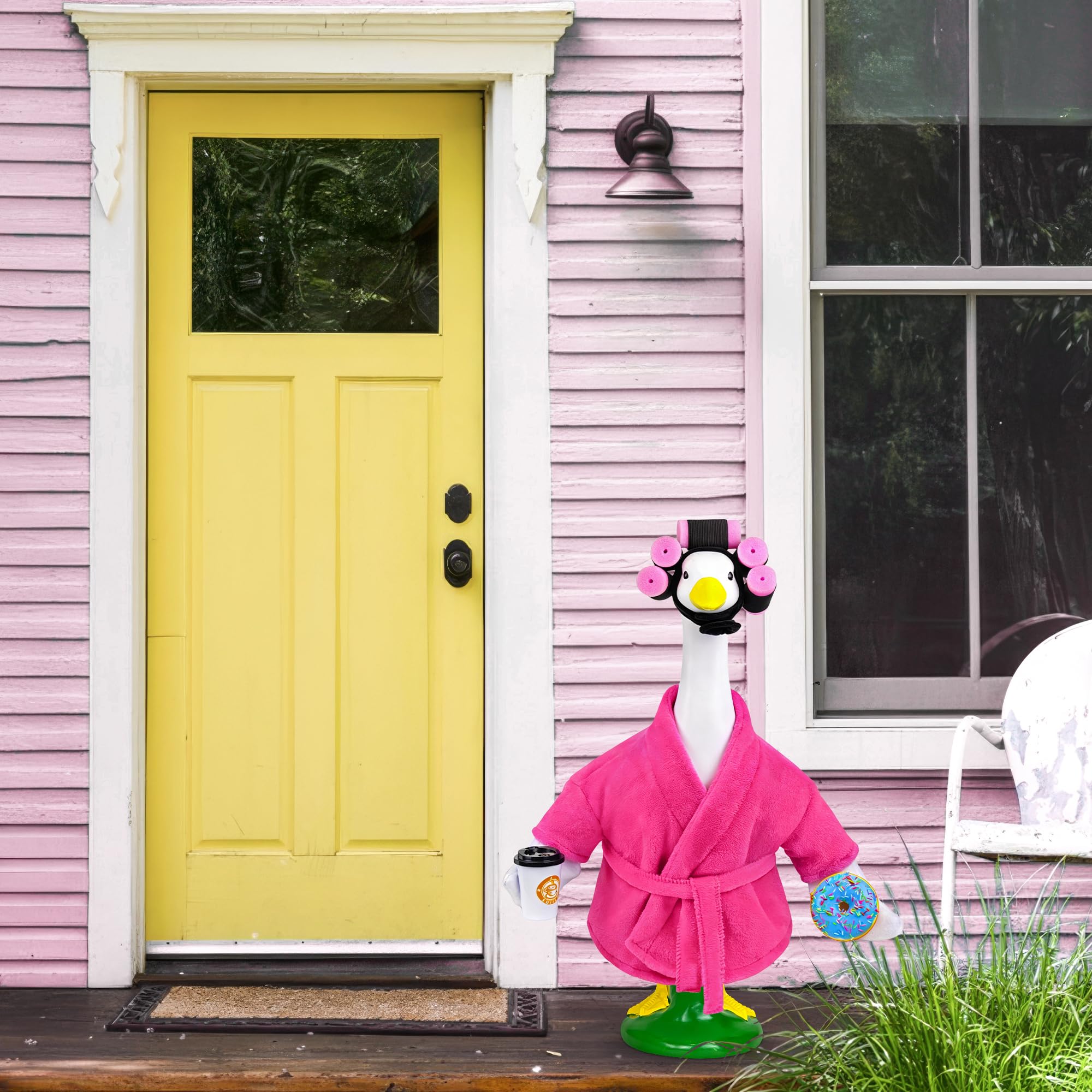 Ueyben adjustable waistband secures the outfit on standard lawn geese.