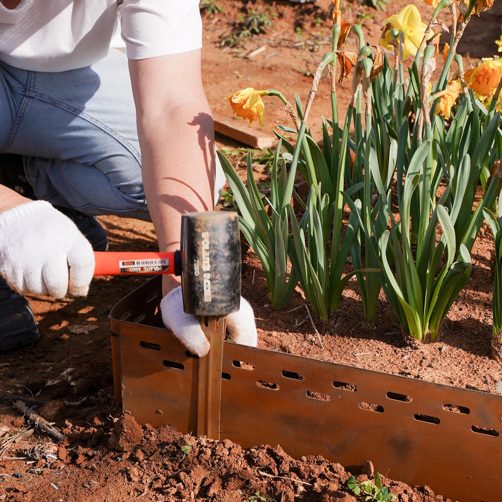 UltiTeque double-notched head stake provides secure border anchoring