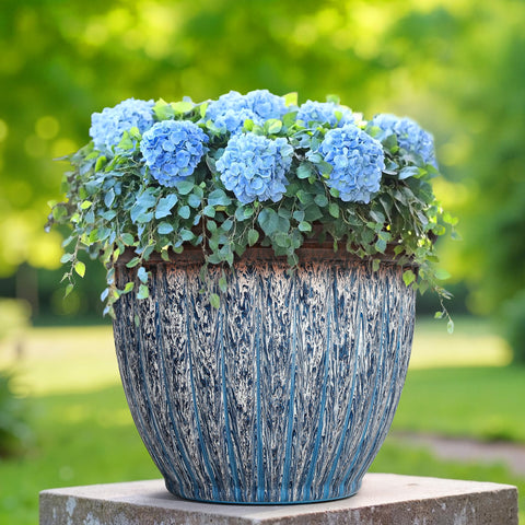 Ultym scratch-resistant durable plastic pots simplify garden setup.