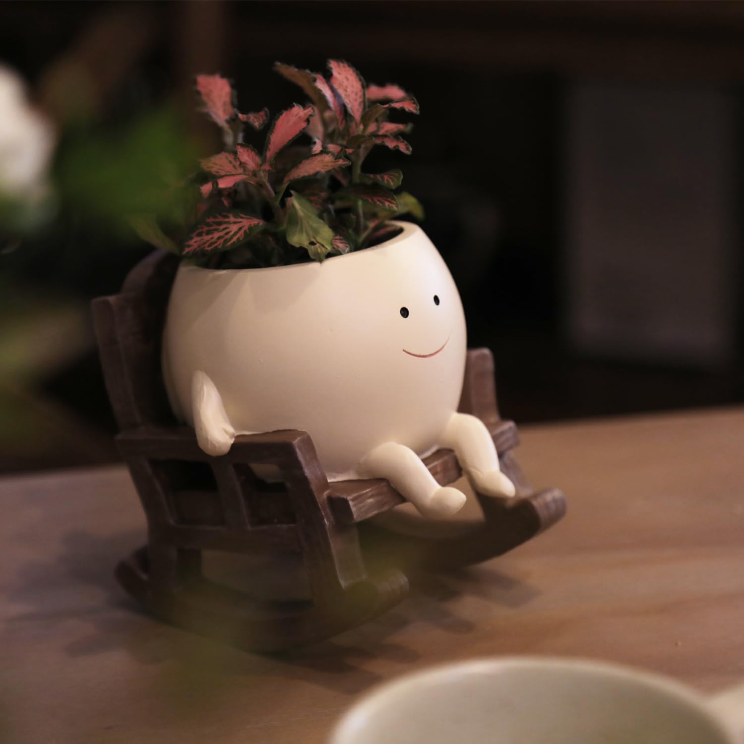 UMESONG Rocking-chair face planter on sunny windowsill