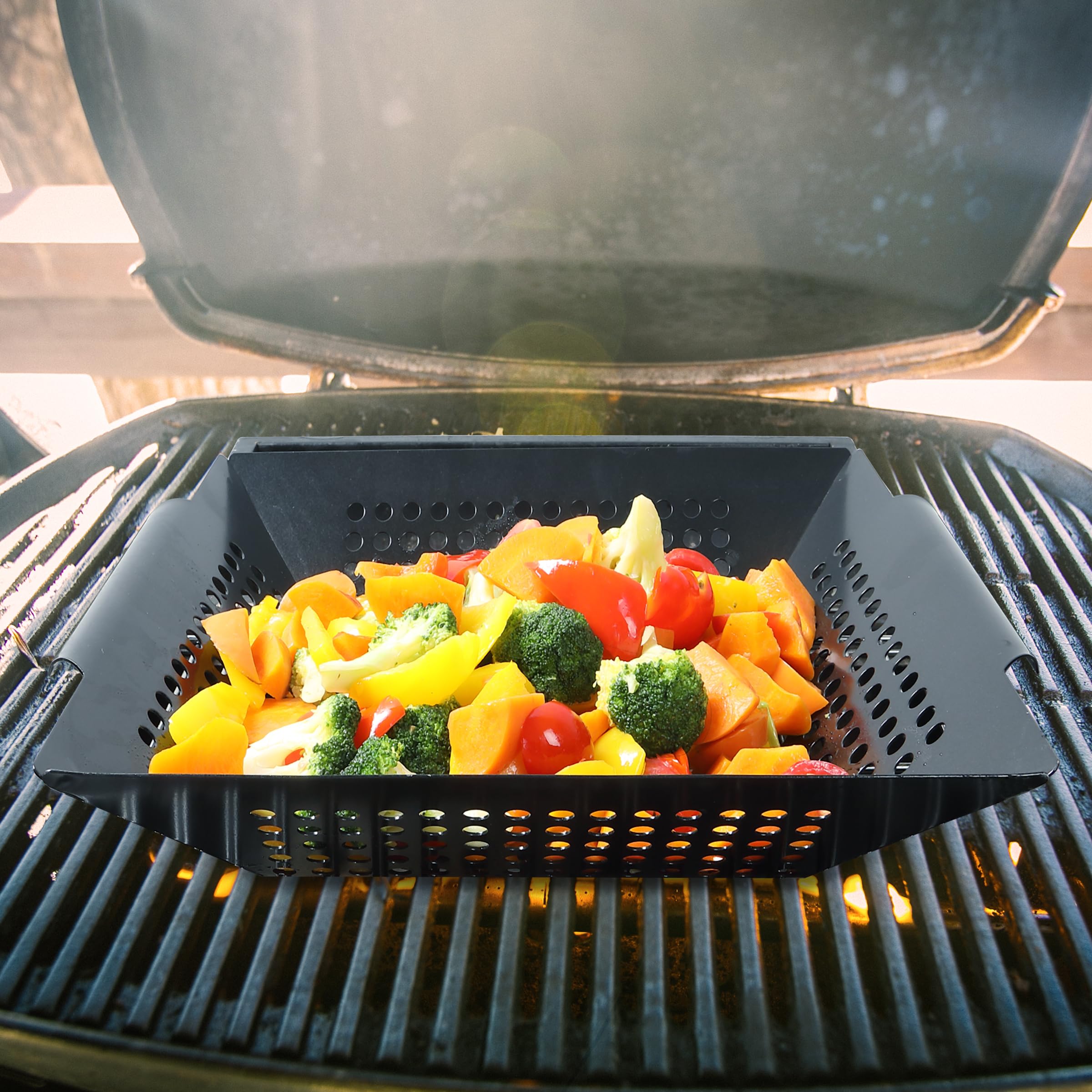 UNCO grill basket sturdy side handles for safe transport.