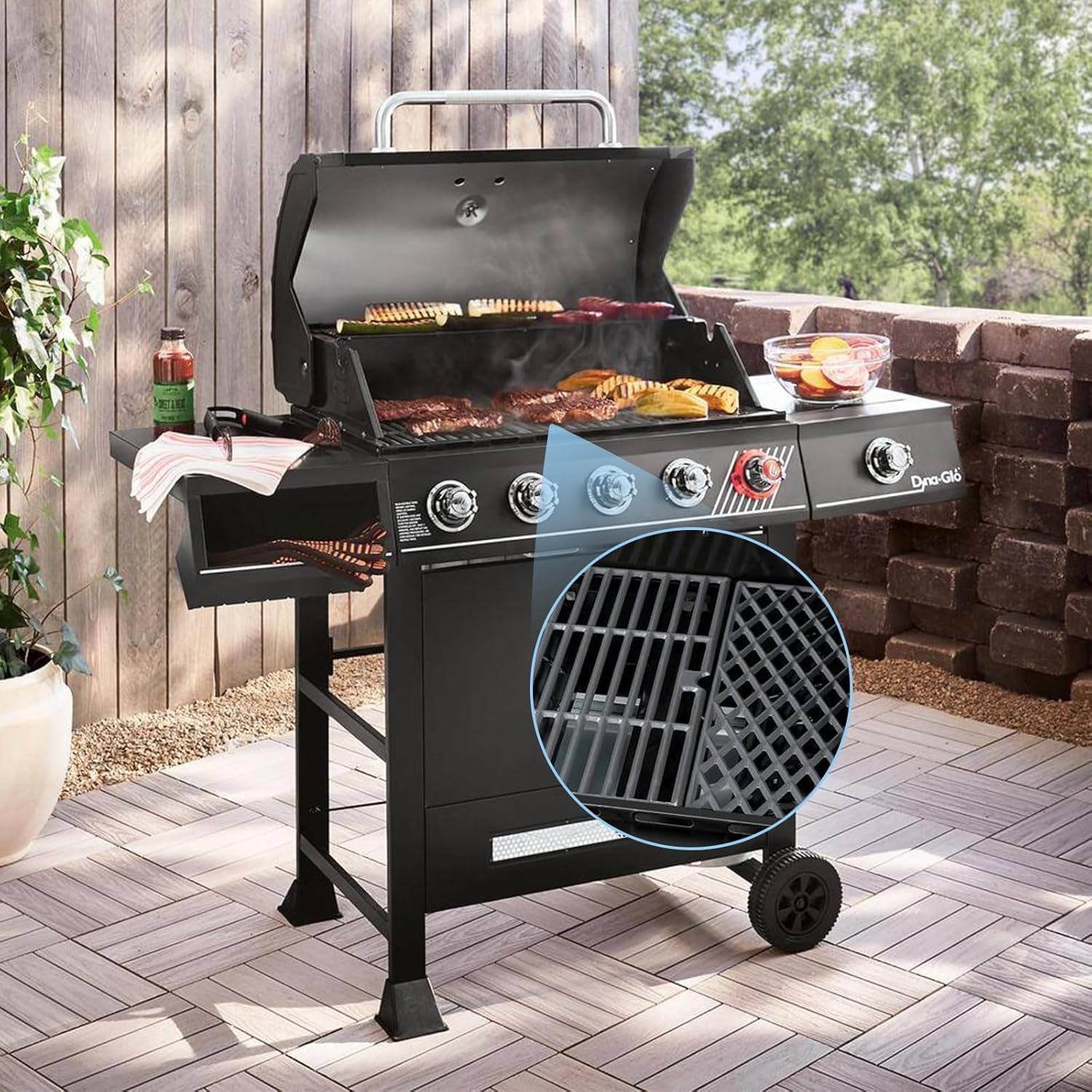 Uniflasy cast iron grate on Dynaglo DGH474CRP showing steady heat distribution.
