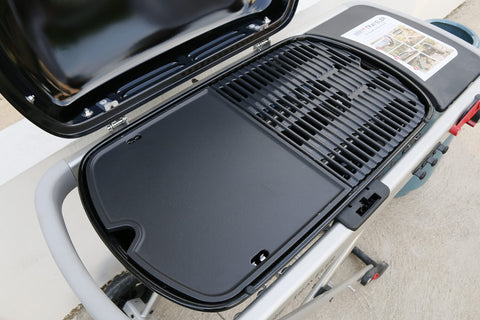Uniflasy matte cast-iron surface retains heat for searing and steady cooking.