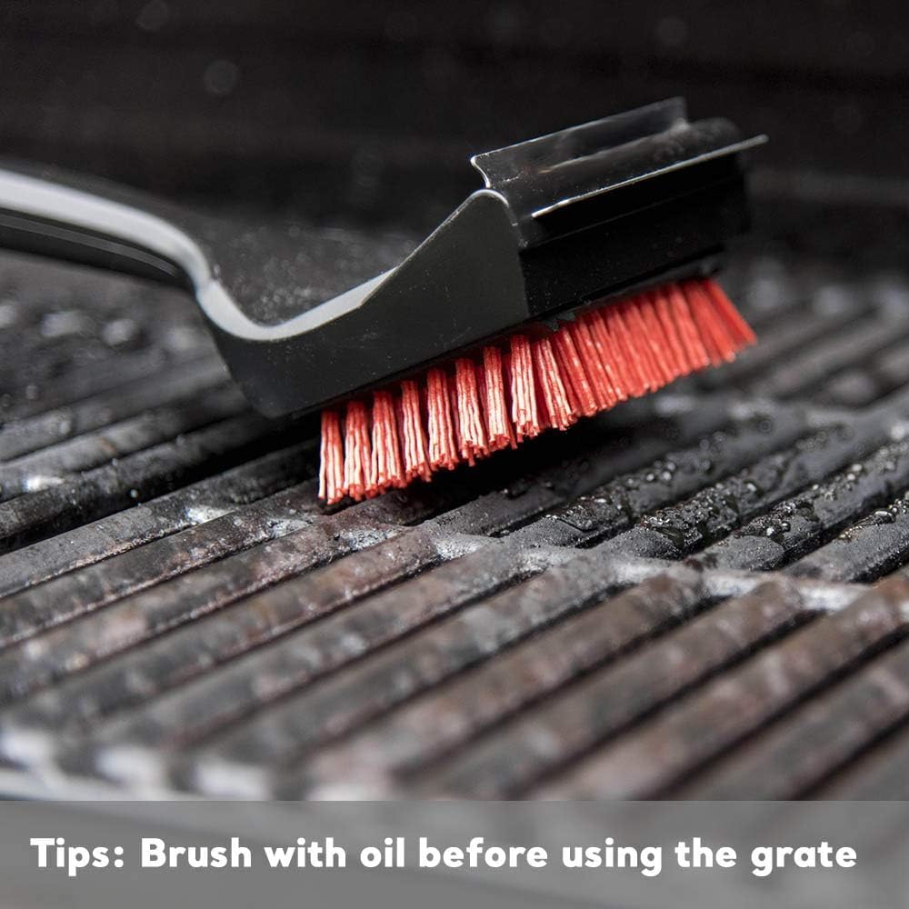 Uniflasy cast-iron grate retains heat for steady sear.