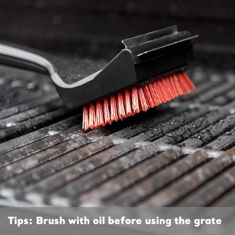 Uniflasy cast-iron grate retains heat for steady sear.