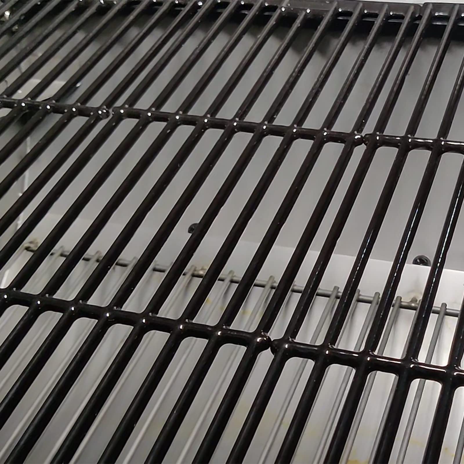Uniflasy porcelain-coated cast iron grate resists rust and cleans easily