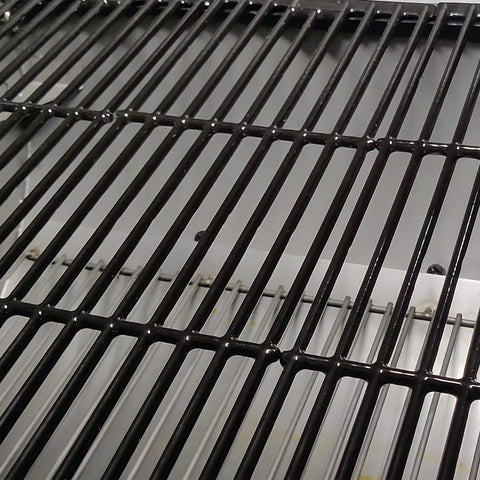 Uniflasy porcelain-coated cast iron grate resists rust and cleans easily