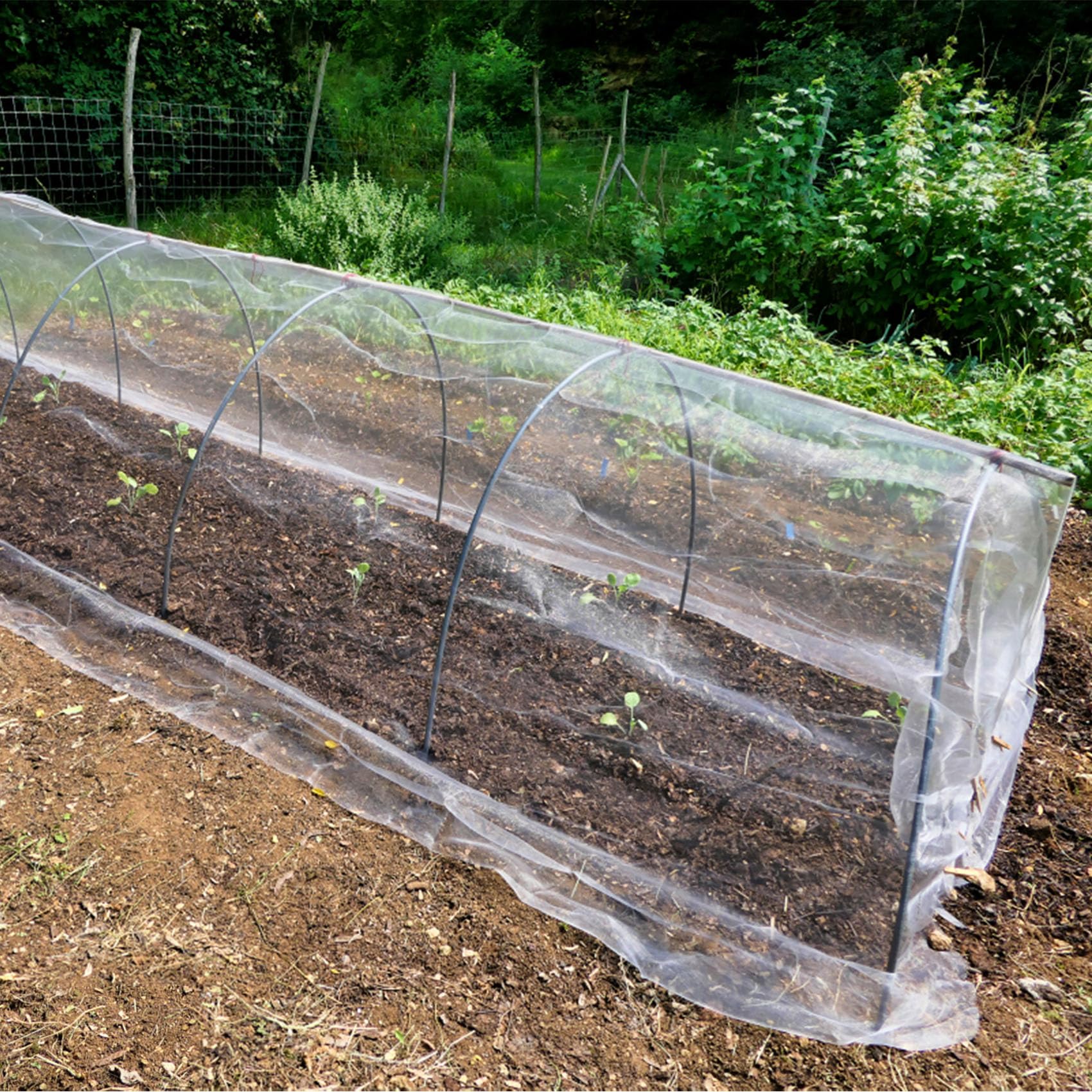 Unves easy-installation netting with weighted edges ready for quick setup.