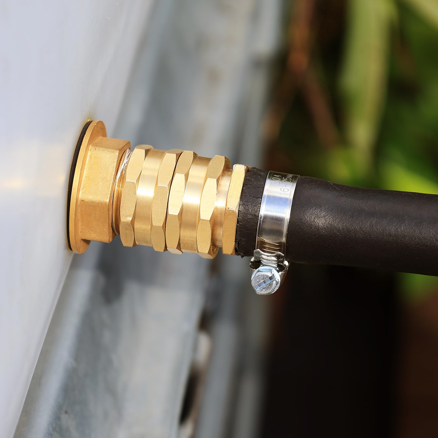 UNWAVER heavy duty brass hose fittings withstand outdoor use