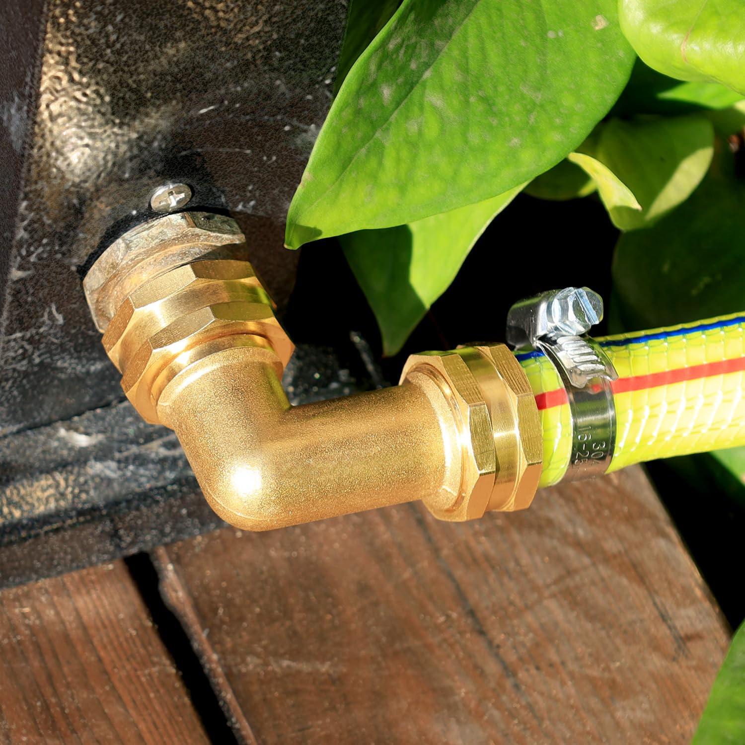 UNWAVER rust-resistant brass elbow provides durable garden connections