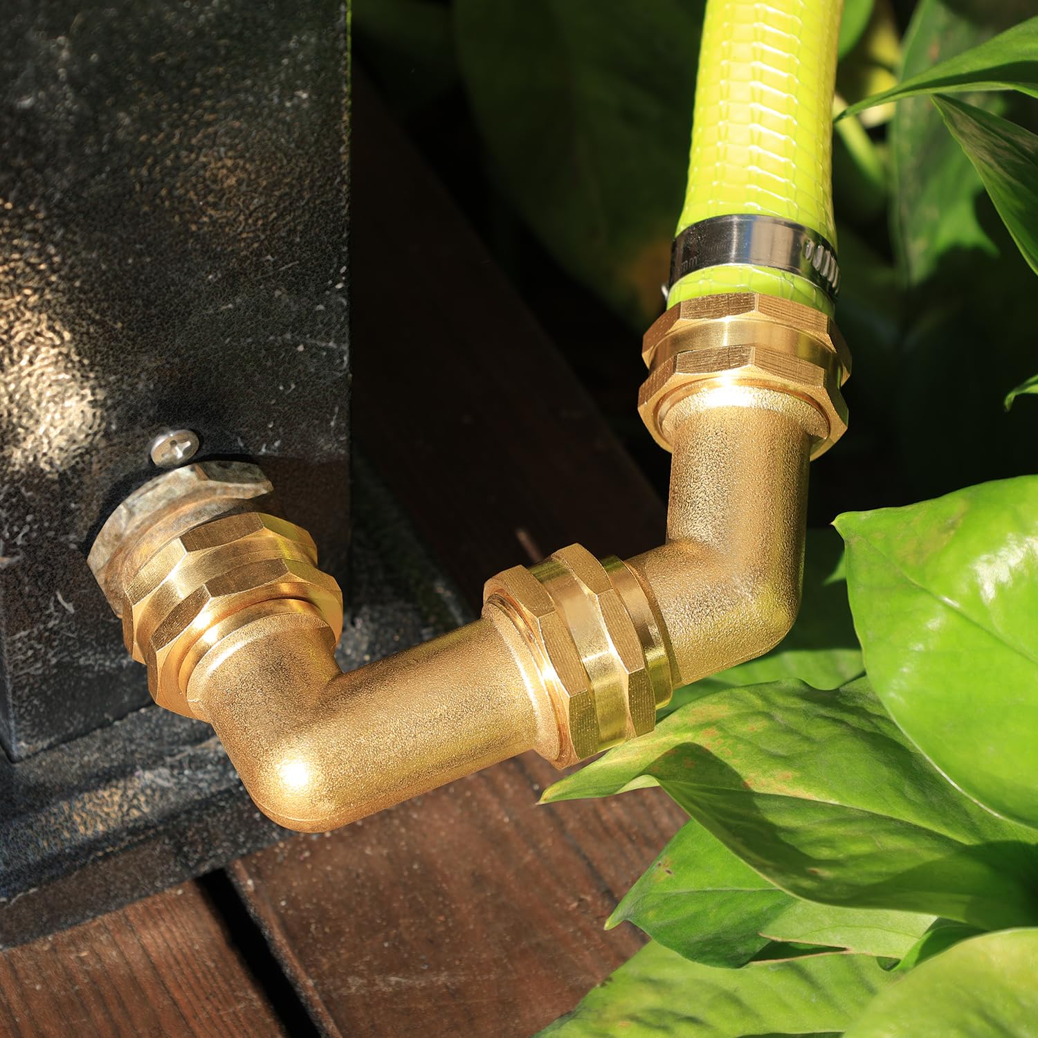 UNWAVER sealing tape ensures quick, reliable hose installations