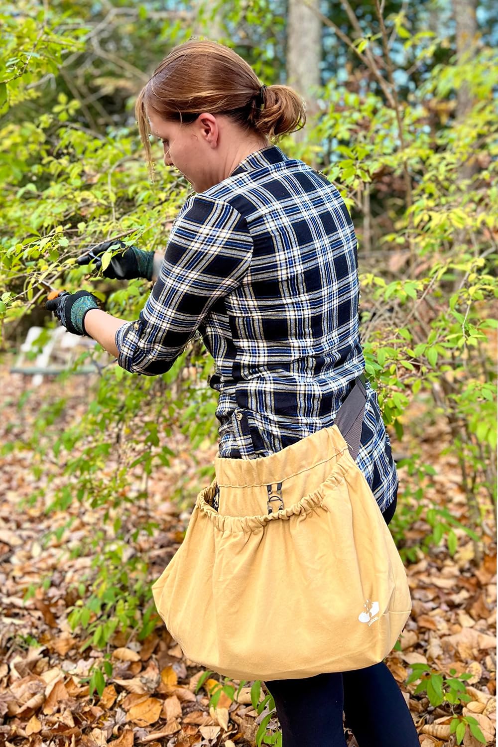 UpBloom durable canvas fabric withstands daily garden tasks and outdoor wear.