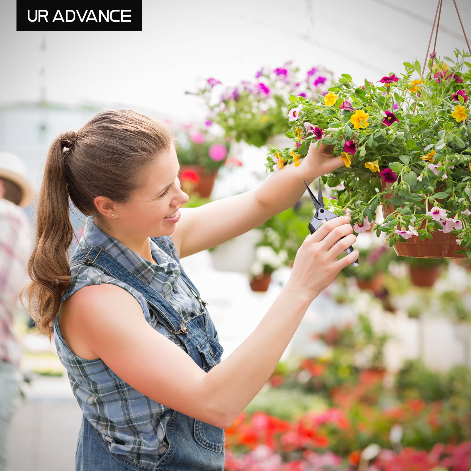 UR ADVANCE reinforced pivot delivers wobble-free cutting for precise pruning.
