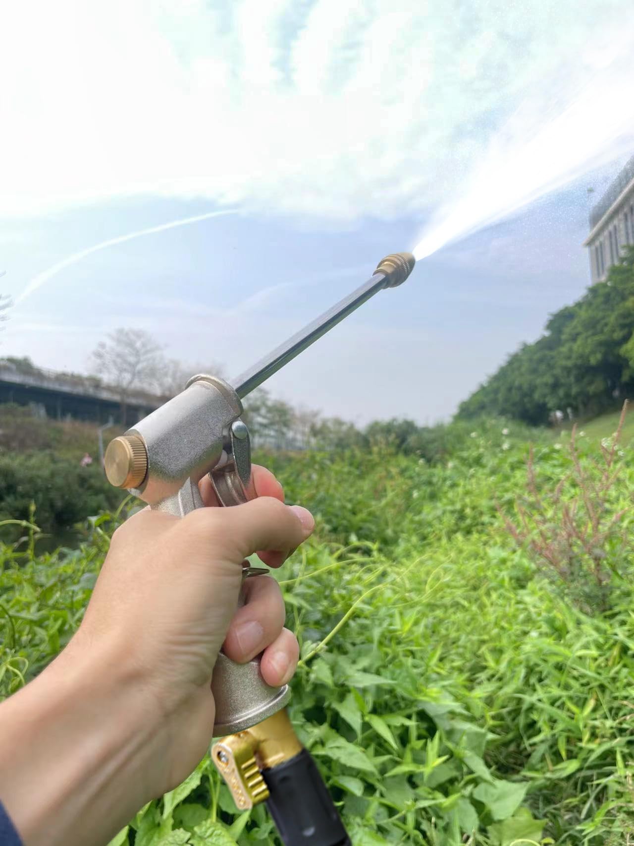 Ustope nozzle delivers high-pressure spray for quick cleaning and rinsing.
