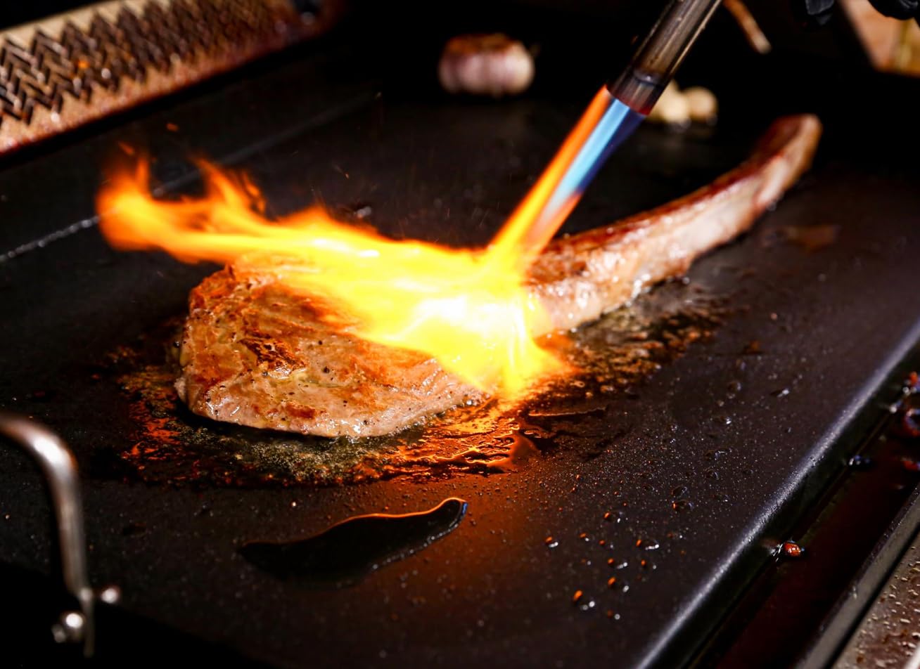 Utheer griddle cleanup-ready after grilling thanks to non-toxic coating.