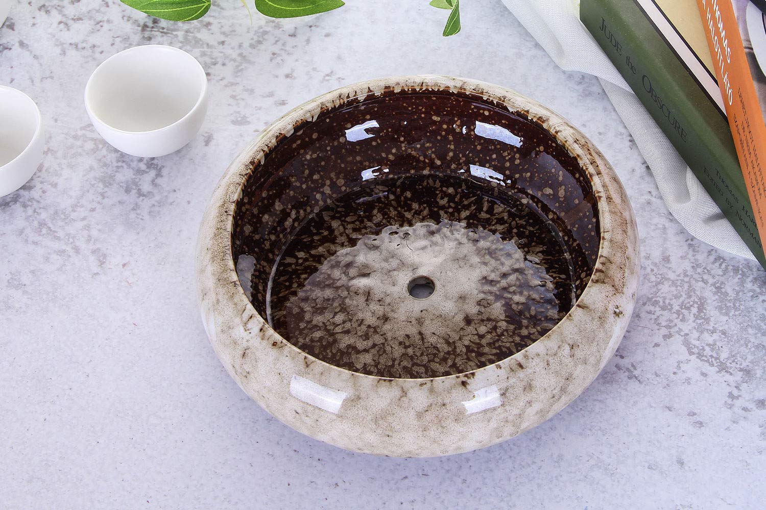 VanEnjoy cactus planter in white for a space-saving decorative display.